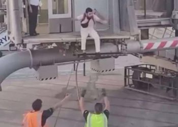 Uçağa geç kalan yolcu körükten düştü