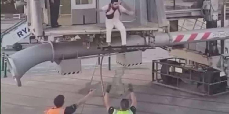 Uçağa geç kalan yolcu körükten düştü