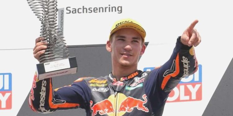 Ulusal motosikletçi Deniz Öncü Almanya’da zafere ulaştı