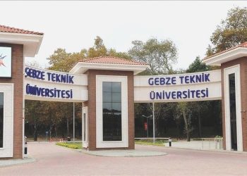 Üniversitede harem selamlık piknik
