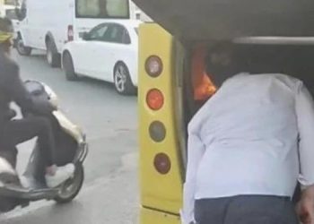 Yanan motoru üfleyerek söndürmeye çalıştı