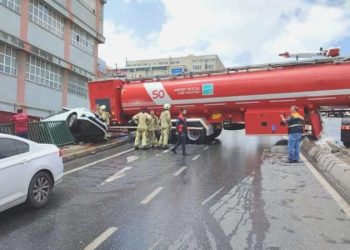 Yangına müdahaleye giden su tankeri kaza yaptı: Yol trafiğe kapandı