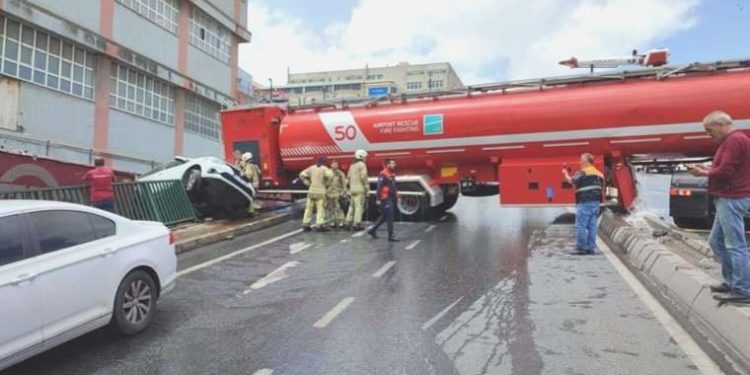 Yangına müdahaleye giden su tankeri kaza yaptı: Yol trafiğe kapandı