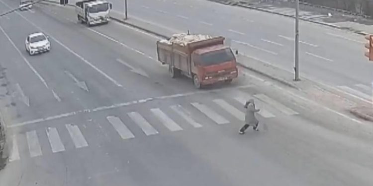 Yayaların karıştığı feci kaza manzaraları yayınladı