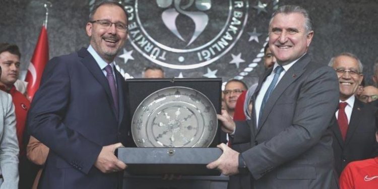 Yeni Gençlik ve Spor Bakanı Osman Aşkın Bak misyonu devraldı