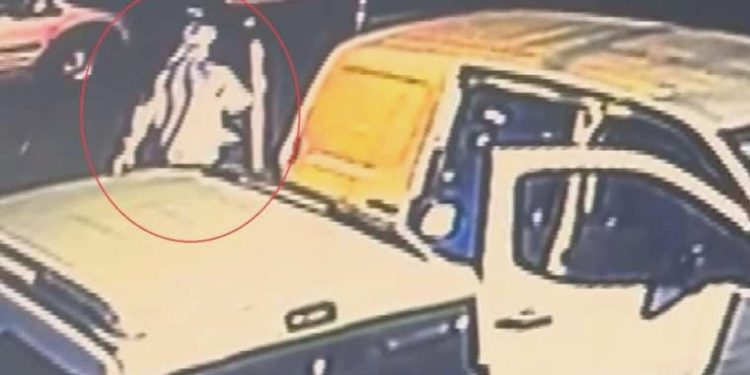 Yer: Bağcılar… Dubalarla yol kapatıp ‘2 milyonluk’ eser çaldılar!