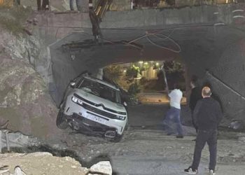 Yer: Küçükçekmece… Şantiye alanından geçen araç ‘çukura’ düştü