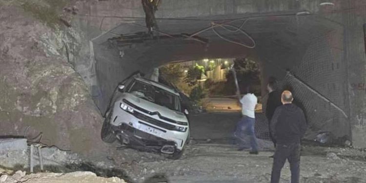 Yer: Küçükçekmece… Şantiye alanından geçen araç ‘çukura’ düştü