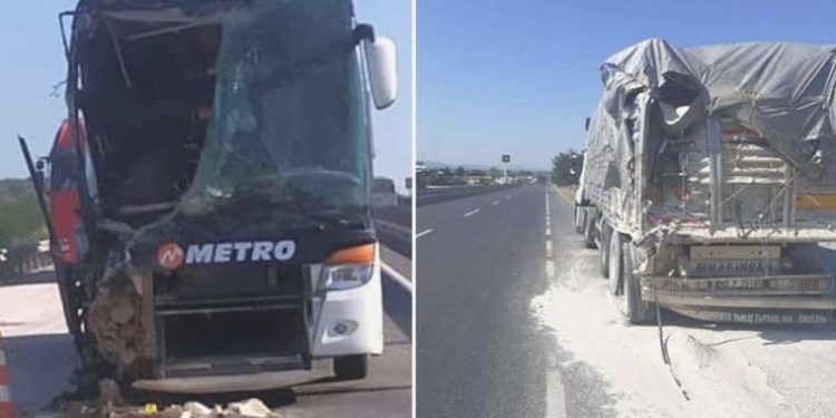 Yolcu otobüsü kamyona çarptı: 14 yaralı