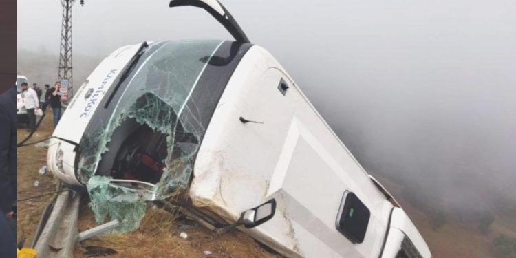 Yolcu Otobüsü Şarampole Yuvarlandı: 1 Meyyit