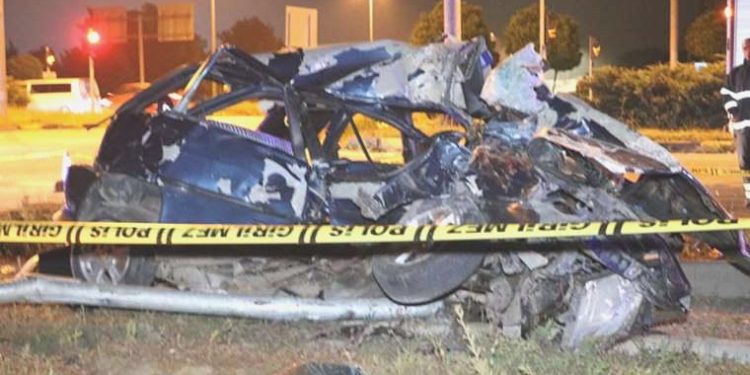 Yolcu otobüsünün çarptığı arabadaki 2 kuzen hayatını kaybetti, 2 yaralı