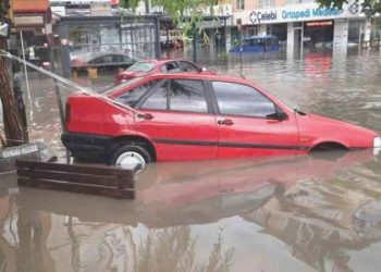 Yurttaştan sele ‘ipli’ tahlil: Sürüklenen arabasını ağaca bağladı!