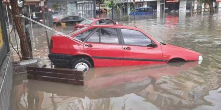 Yurttaştan sele ‘ipli’ tahlil: Sürüklenen arabasını ağaca bağladı!