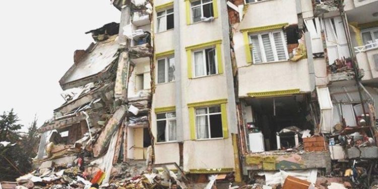 Zelzelede ağır hasar alan binada hırsızlık: 7 zanlı gözaltına alındı!