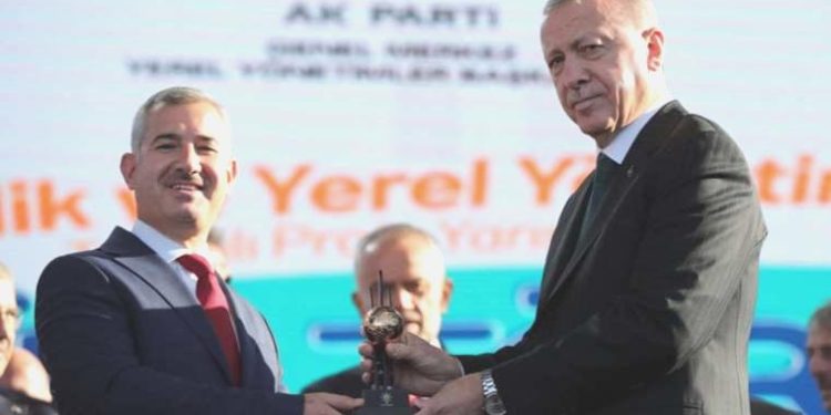 Zelzelede konutları hasar gören AKP’li belediye liderinden skandal savunma: Kaza yapacağız diye trafiğe çıkmayalım mı?