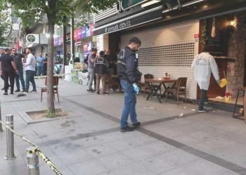 Zeytinburnu’nda kafeye silahlı hücum: 2’si yoldan geçen 3 kişi yaralandı