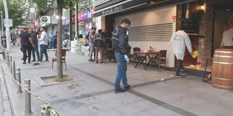 Zeytinburnu’nda kafeye silahlı hücum: 2’si yoldan geçen 3 kişi yaralandı