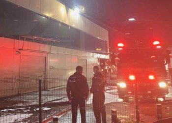 Zeytinburnu’ndaki teknoloji mağazası alev alev yandı