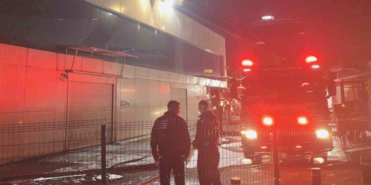 Zeytinburnu’ndaki teknoloji mağazası alev alev yandı