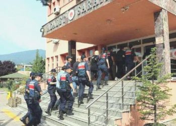 4 vilayette FETÖ üyelerini yurtdışına kaçıranlara operasyon: 13 gözaltı