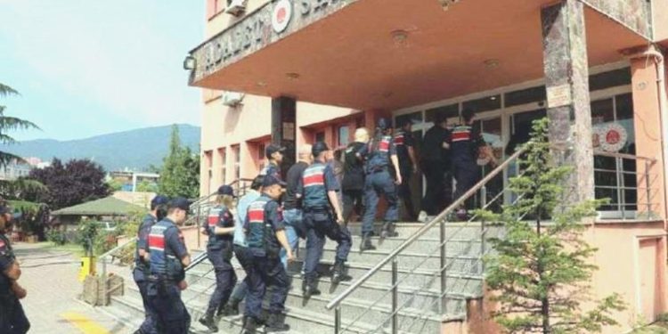 4 vilayette FETÖ üyelerini yurtdışına kaçıranlara operasyon: 13 gözaltı