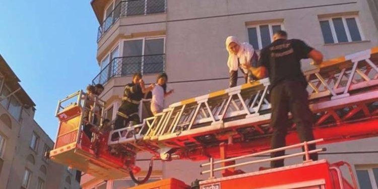 5 katlı binada çıkan yangında mahsur kalan 25 kişi kurtarıldı!