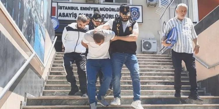 5 kişilik düzmece ‘polis çetesi’… Konutlarında telsiz, kelepçe, zirve lambası da çıktı!