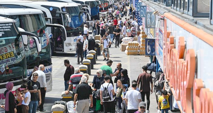 Bayram tatilini bitiren otogar ve havalimanlarına akın etti