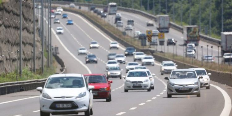 Tatilcilerin dönüş yolculuğu başladı