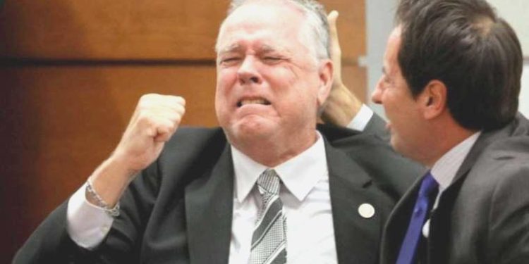 ABD’de 17 kişinin öldürüldüğü okulda saldırgana müdahale etmeyen polis beraat etti