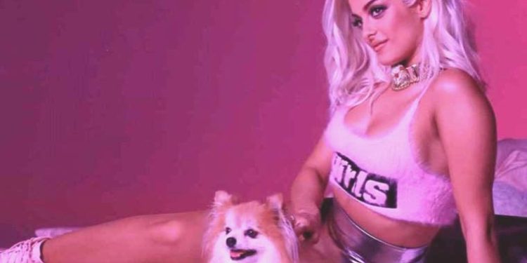 ABD’li sanatçı Bebe Rexha’nın hızına konser sırasında telefon fırlatıldı