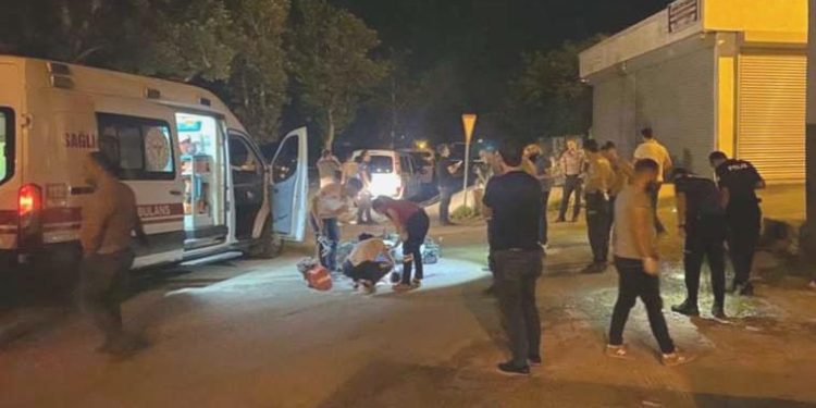 Adana’da sokak ortasında silahlı çatışma: Yoldan geçerken vurulan 5 şahıstan 1’i öldü