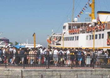 Adım atacak yer yok… Kadıköy ve Kabataş iskelelerinde Adalar yoğunluğu