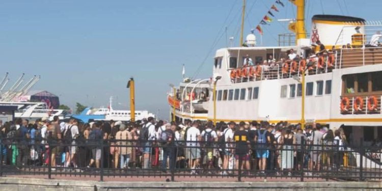 Adım atacak yer yok… Kadıköy ve Kabataş iskelelerinde Adalar yoğunluğu