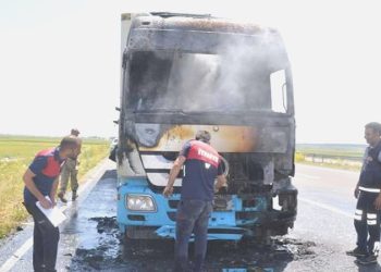Ağrı’da seyir halindeki tır yandı