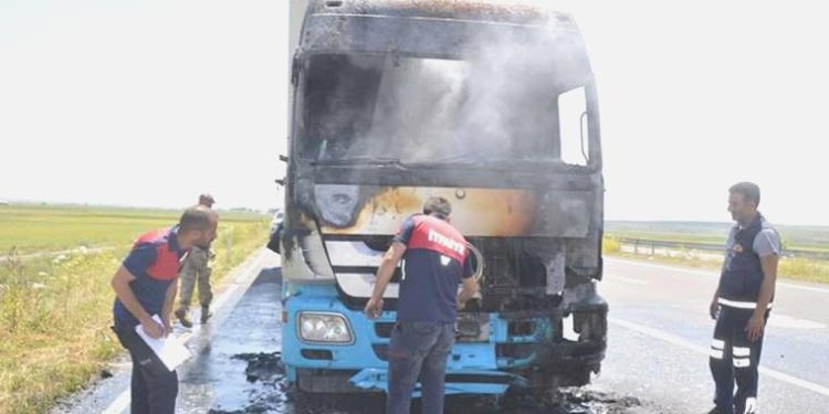 Ağrı’da seyir halindeki tır yandı