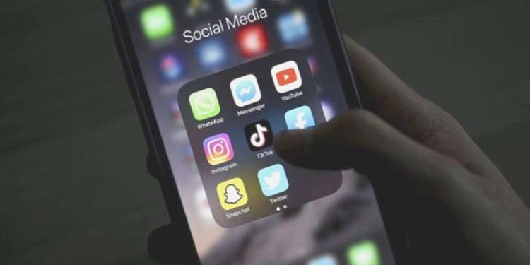 Aileler, toplumsal medyada çocuklarıyla ilgili paylaşım yaparken dikkat etmeli: Özel hayatları yok