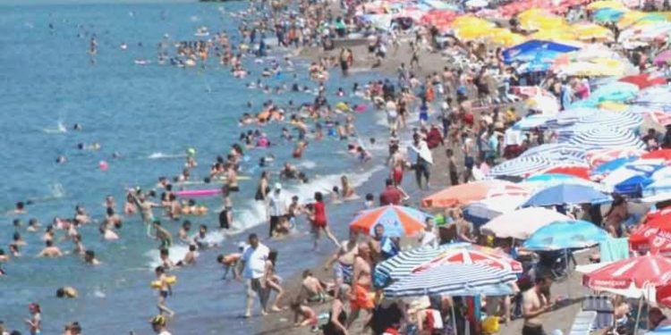 Akçakoca’da kıyılar tatilin son gününde de dolu