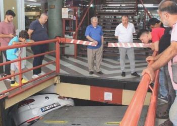 Akılalmaz kaza! Araba, asansörlü otoparka sıkıştı