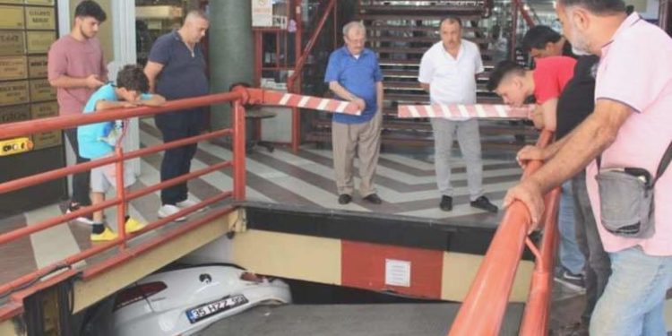 Akılalmaz kaza! Araba, asansörlü otoparka sıkıştı