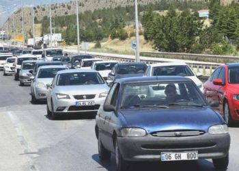 Akın akın gidiyorlar! Her geçen dakika trafik artıyor… İşte yollarda son durum
