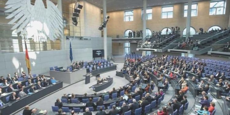 Alman Federal Meclisi Dış Alakalar Kurulu Lideri Roth, Fransa’nın istikrarını tehlikede görüyor