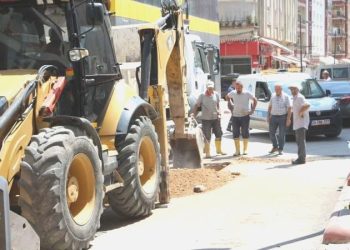 Alt yapı çalışmasında iş makinesi doğalgaz borusunu deldi