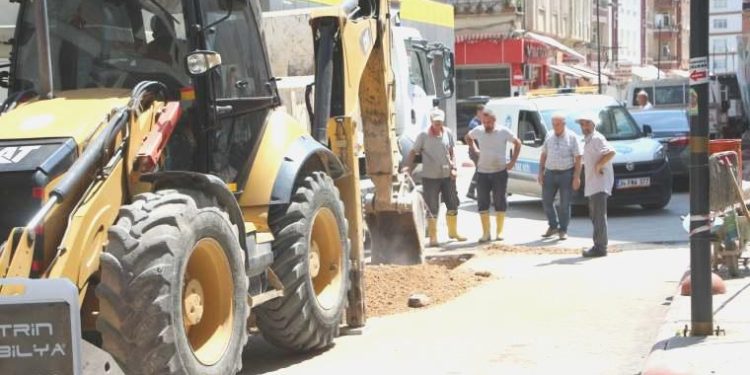 Alt yapı çalışmasında iş makinesi doğalgaz borusunu deldi