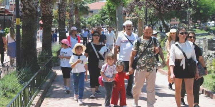 Amasra’da bayram yoğunluğu: İlçeye bir günde 10 bin araç girdi