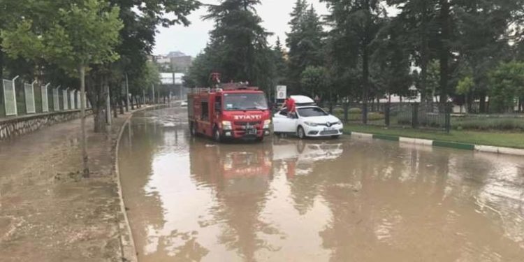 Amasya’yı sağanak vurdu: Yollar su altında kaldı