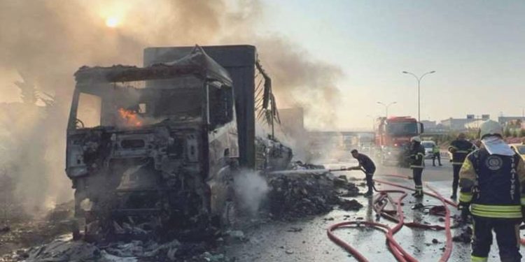 Anadolu Otoyolu’nda yanan tır ulaşımı aksattı