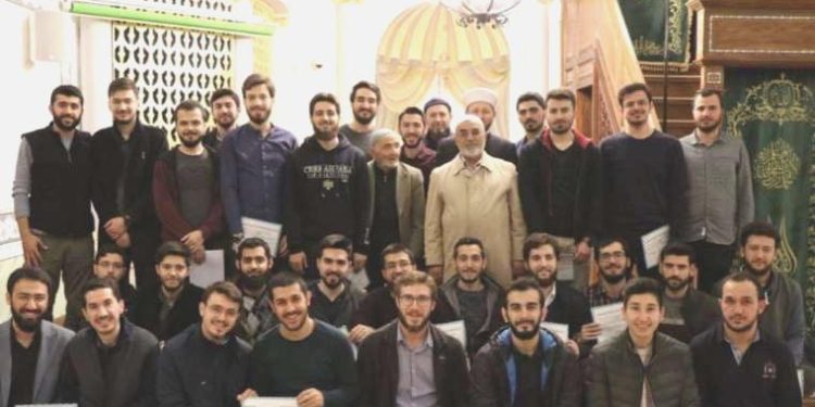 Ankara Yıldırım Beyazıt Üniversitesi Tıp Fakültesi öğrencileri merasim sonrası mescide koştu: Mezuniyet duası