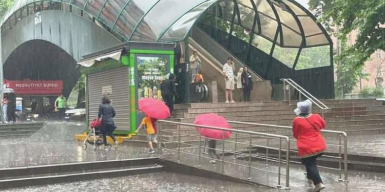 Ankara’da sağanak tesirli oldu: İşyerlerini su bastı