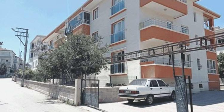 Annesini öldüren şahıs konuta çarşaf giyerek balkondan girmiş